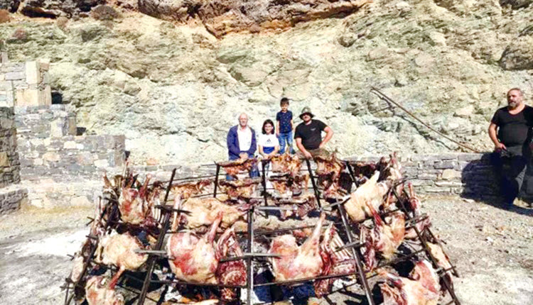 Από τη γιορτή δεν θα μπορούσε να λείψει το αντικριστό 