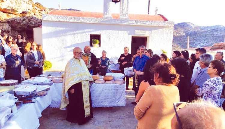Εκατοντάδες Ξυλούρηδες και φίλοι τους ανέβηκαν και φέτος στα “Πετραδολάκια” για τον Αγιο Φανούριο