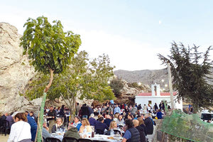 Εκατοντάδες Ξυλούρηδες και φίλοι τους ανέβηκαν και φέτος στα “Πετραδολάκια” για τον Αγιο Φανούριο