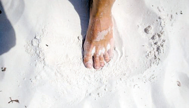 Εντοπίσθηκε σε παραλία και συνελήφθη, αφού πρώτα επιτέθηκε στους αστυνομικούς