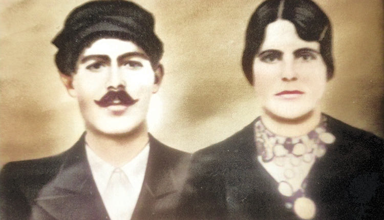 Ο Μανόλης Ξυλούρης - Μπαμπακιός με τη γυναίκα του Ζαφειρένια ή Μπαμπακιούδενα
