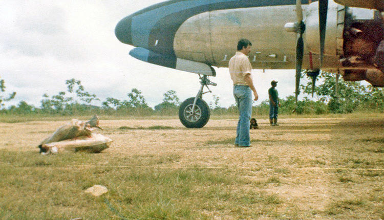 Ο Γιάννης Ξυλούρης, σε νεαρή ηλικία, μπροστά από ένα αεροσκάφος
που προσγειώθηκε στους Τροπικούς