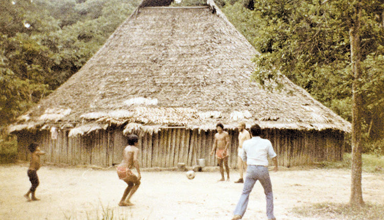 Ο Γιάννης Ξυλούρης παίζει μπάλα με τους ιθαγενείς