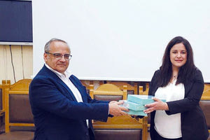 Κανένας δεν έχει καταλάβει γιατί και πώς αποφάσισε η Έφη Κουτεντάκη να φύγει από την Περιφέρεια Κρήτης, να μην είναι καθόλου υποψήφια. Εκεί που η πρώην αντιπεριφερειάρχης ήταν εκείνη που χτυπούσε τις πρωτιές και έδινε τον τόνο, ξαφνικά αποχωρεί χωρίς κανένας να καταλάβει τον λόγο που το κάνει.