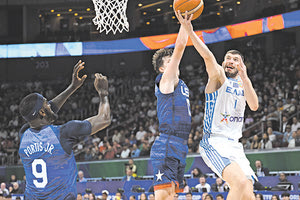 Ο Ρογκαβόπουλος σε φάση από το χθεσινό αγώνα