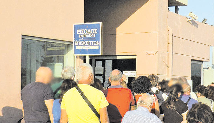 ΗΡΑΚΛΕΙΟ: Και λιποθυμίες στην ουρά για την ανανέωση της παλιάς ταυτότητας