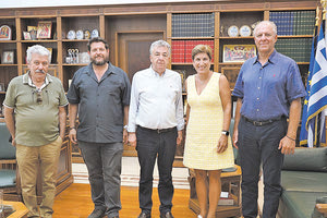 εριφερειάρχη Επίσκεψη στην Περιφέρεια Κρήτης πραγματοποίησε η πρόεδρος της Παγκρητικής Ένωσης Αμερικής (ΠΕΑ) Νταϊάν (Διαμάντα) Κουναλάκη που συναντήθηκε χθες με τον περιφερειάρχη Κρήτης Σταύρο Αρναουτάκη, συνοδευόμενη από εκπροσώπους της κρητικής ομογένειας.