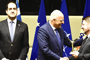 Αποχώρησε συγκινημένος ο Χαρδαλιάς από το Υπουργείο Άμυνας