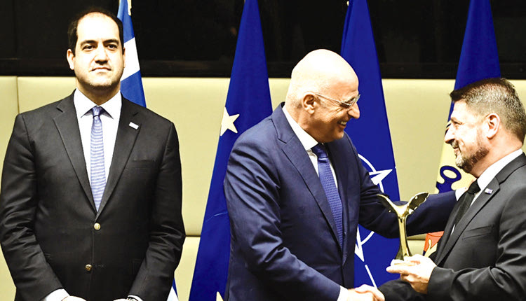 Αποχώρησε συγκινημένος ο Χαρδαλιάς από το Υπουργείο Άμυνας