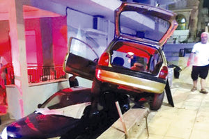 Από έναν δυνατό θόρυβο ξεσηκώθηκε μια γειτονιά στον Μασταμπά χθες το βράδυ. Η εικόνα που αντίκρισαν όσοι βρέθηκαν στην οδό Σμπώκου ήταν εντυπωσιακή. Ένα αυτοκίνητο είχε «σκαρφαλώσει» σε ένα άλλο, όταν η οδηγός του έχασε – γι’ άγνωστους λόγους- τον έλεγχο του οχήματος.