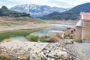 ΣΤΑ ΟΡΙΑ ΤΩΝ ΑΝΤΟΧΩΝ ΤΟΥ Ο ΑΠΟΣΕΛΕΜΗΣ Φράγμα: Πέφτει η στάθμη και αναδύεται ο εφιάλτης