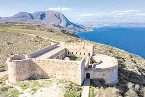 Το άνοιγμα του Κάστρου των Απτέρων για το κοινό με εκδηλώσεις στη φεγγαράδα