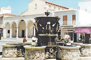 ΦΩΤΟΗΜΕΡΑΣ: Στα Λιοντάρια τη δεκαετία του ‘70. Εκτός από τη Βασιλική, διακρίνεται και το φαρμακείο Χλουβεράκη.