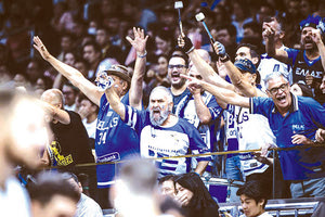 Ο πρώην παράγοντας της ΕΚΑΣΚ και της Αναγέννησης κ. Λαμπράκης στην κερκiδα με τους “Πελαργούς”