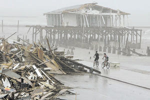 ΣΥΝΑΓΕΡΜΟΣ ΣΤΙΣ ΗΠΑ ΓΙΑ ΤΟΝ ΤΥΦΩΝΑ «IDALIA» Με 200 χιλιόμετρα κινούνται οι άνεμοι που πλήττουν τη Φλόριντα