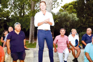 Από τους Τάφους των Βενιζέλων άρχισε τον προεκλογικό του αγώνα ο Στέφανος Κασσελάκης