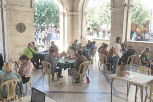 Στο αίθριο της Λότζια πραγματοποιήθηκε τουρνουά μπριτζ για να γνωρίσουν το άθλημα οι Ηρακλειώτες