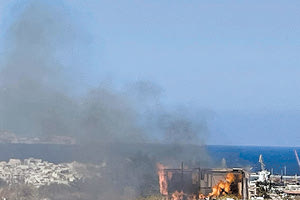 Δεν προκάλεσε προβλήματα στο κλειστό στάδιο στα Δύο Αοράκια η φωτιά που εκδηλώθηκε δίπλα στις εγκαταστάσεις του χθες, καθώς η ασφάλεια του χώρου κάλεσε την Πυροσβεστική, η οποία έφτασε στο σημείο πολύ γρήγορα.