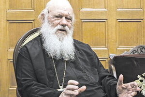  «Είναι πιο σημαντικό να μένουμε ενωμένοι με τις αποφάσεις της Εκκλησίας παρά προσκολλημένοι στην ατομική μας γνώμη» ανέφερε μεταξύ άλλων ο Αρχιεπίσκοπος Αθηνών  Ιερώνυμος για το ζήτημα των νέων ταυτοτήτων.