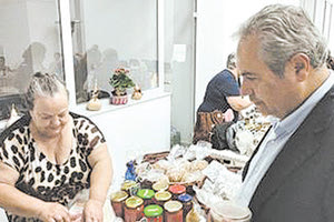 Στην έκθεση τοπικών παραδοσιακών προϊόντων και χειροτεχνιών στην Επισκοπή είδα τον αντιπεριφερειάρχη Νίκο Σκουλά.