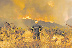 Δεν ευννοούν οι καιρικές συνθήκες στον Εβρο όπου η φωτιά συνεχίζει για 14η ημέρα