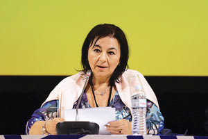 Η κ. Ζωγραφιστού και ο πρόεδρος της Διεθνούς Εταιρείας Φίλων Ν. Καζαντζάκη Γιώργος Στασινάκης με τους βραβευθέντες μαθητές