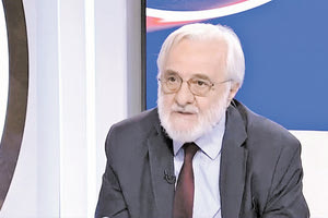 Ο   Γιάννης Σμαραγδής ήταν ο πρωτος καλεσμένος στην εκπομπή «Στο κέντρο»  του Γιώργου Κουβαρά  που έκανε πρεμιέρα  στο  ERTNews.