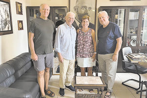 Το Εθνικό Ίδρυμα «Ελευθέριος Κ. Βενιζέλος» επισκέφθηκε η νεοκλεγείσα πρόεδρος της Παγκρητικής Ένωσης Αμερικής, Νταιάν Κουναλάκη, συνοδευόμενη από τον Γιάννη Μπερτάκη, αντιπρόεδρο του Venizelos Foundation USA και τον Αντώνη Μαραγκάκη, αντιπρόεδρο του Συλλόγου Κρητών «Δίας» του Σακραμέντο. 