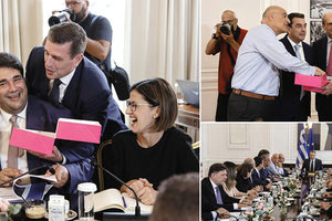 Ε, είχαν και τα… χαλαρά τους στο Υπουργικό Συμβούλιο χθες, καθώς δυο υπουργοί της κυβέρνησης που είχαν τα γενέθλιά τους δέχθηκαν σε εύθυμο κλίμα τις ευχές τόσο του πρωθυπουργού, όσο και των συναδέλφων τους.