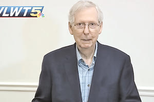 Μιτς Μακόνελ, τον επικεφαλής των Ρεπουμπλικανών στη Γερουσία ο οποίος χθες «πάγωσε» για μισό λεπτό ενώ έδινε συνέντευξη Τύπου