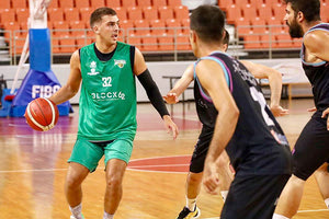 Ο Οικονομόπουλος σε φάση απο το φιλικό της Αναγέννησης