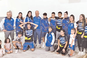 Οι αθλητές - τριες του ΑΣ Χερσονήσου με τον προπονητή τους κ. Στασινόπουλο