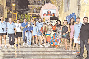 Τα μέλη της Οργανωτικής Επιτροπής με τις μασκότ της διοργάνωσης