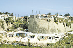 ΦΩΤΟΗΜΕΡΑΣ: ΤΟ ΗΡΑΚΛΕΙΟ στη δεκαετία του ‘60 με τις τρώγλες στα τείχη. Φωτογραφία SilkyDog.