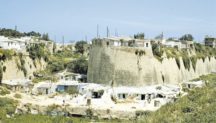 ΦΩΤΟΗΜΕΡΑΣ: ΤΟ ΗΡΑΚΛΕΙΟ στη δεκαετία του ‘60 με τις τρώγλες στα τείχη. Φωτογραφία SilkyDog.