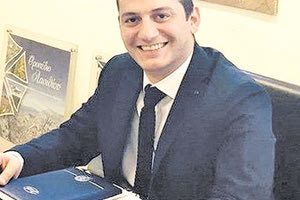 Από τις πιο δυνατές υποψηφιότητες είναι αυτή του Γιώργου Καρτσάκη, του μοναδικού αστυνομικού που στελεχώνει το ψηφοδέλτιο του Σταύρου Αρναουτάκη για τις περιφερειακές εκλογές. Και είναι δυνατή η υποψηφιότητα για έναν πολύ σημαντικό λόγο.