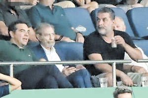 Όλους τους ενώνει τελικά ο Παναθηναϊκός! Και ο φωτογραφικός φακός απαθανάτισε τον Αλέξη Τσίπρα στις εξέδρες του Παναθηναϊκού στο ΟΑΚΑ, δίπλα στον Γιώργο Βαρδινογιάννη και τον Βασίλη Μπισμπίκη,