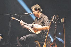 Ο Θανάσης Παπακωνσταντίνου για δύο συναυλίες σε Ηράκλειο και Χανιά