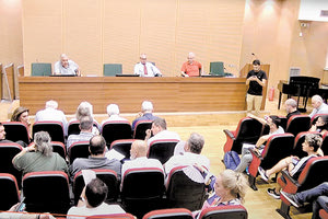 Πώς αλλάζουν όμως οι εκλογές τον άνθρωπο… Έβλεπα χθες βράδυ στο Δημοτικό Συμβούλιο να κάθονται σαν αγαπημένα αδελφάκια δημοτικοί σύμβουλοι της συμπολίτευσης και της αντιπολίτευσης που παλαιότερα σφάζονταν και μόνο με το βλέμμ