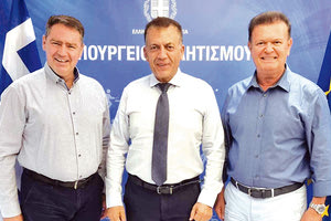 Ο υπουργός κ. Βρούτσης με τον δήμαρχο Χερσονήσου κ. Σέγκο και τον αντιδήμαρχο κ. Αναστασάκη