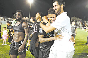 Ο Δημήτρης Μπούσης με τον σκόρερ Αμπαντά πανευτυχείς στο τέλος του αγώνα