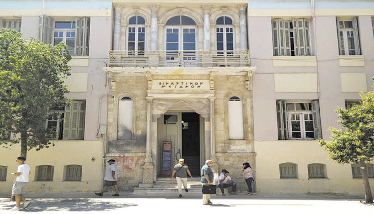 Προσωρινά κρατούμενοι οι δύο Παλαιστίνιοι μετά τις απολογίες τους