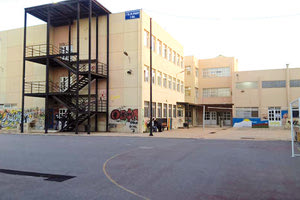 Το 4ο Εσπερινό ΕΠΑΛ στεγάζεται στο σχολικό συγκρότημα της οδού Σκεπετζή στην Κηπούπολη