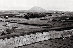 ΦΩΤΟΗΜΕΡΑΣ: Μια φωτογραφία των αρχών του περασμένου αιώνα. Αναγνωρίζετε την περιοχή; Είναι ο σημερινός Μασταμπάς στο Ηράκλειο, αριστερά το Ατσαλένιο, στο βάθος ο Γιούχτας. Μπροστά το Κομμένο Μπεντένι.