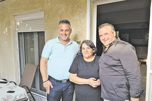 Συγκινητική είναι η υποδοχή που κάνουν στον υποψήφιο  δήμαρχο Μαλεβιζίου Δημήτρη Πιτσικάκη όπου κι αν πηγαίνει. Όπως προχθές που πήγαν  με τον Γιάννη Κοτσυφό στις εργατικές κατοικίες στο Πολύδροσο.