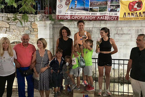 Οι νικήτριες του αγώνα στο βάθρο