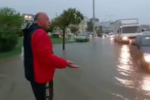 “Πού πάνε όλοι αυτοί” ακούγεται να λέει σε βίντεο που ανέβασε στα μέσα κοινωνικής δικτύωσης ο δήμαρχος Βόλου