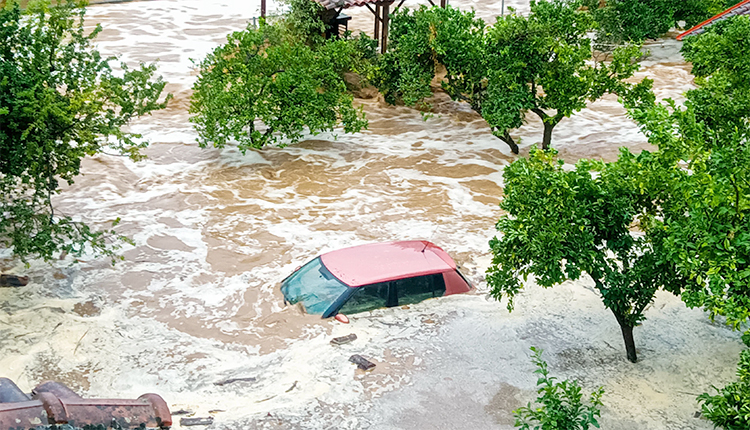 Αυτοκίνητα είτε καλύφθηκαν από τόνους λάσπης είτε τα πήραν τα ορμητικά νερά