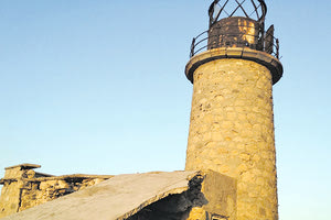 Στον φάρο “Αφορεσμένο” που καταρρέει ο ΕΟΣ Λασιθίου