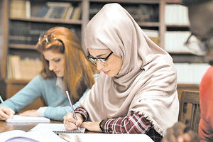 Φορώντας αμπάγια πήγαν στο σχολείο τη Δευτέρα (04/09) σχεδόν 300 μαθήτριες στη Γαλλία  -το μακρύ θρησκευτικό ένδυμα που καλύπτει όλο το σώμα των μουσουλμάνων γυναικών που το φορούν- το οποίο απαγορεύτηκε στα σχολεία την περασμένη εβδομάδα, ανακοίνωσε ο Γάλλος υπουργός Παιδείας, Γκαμπριέλ Ατάλ